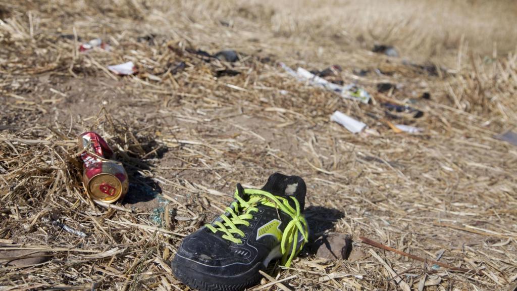 Restos de basura y residuos en un terreno rural de la región.