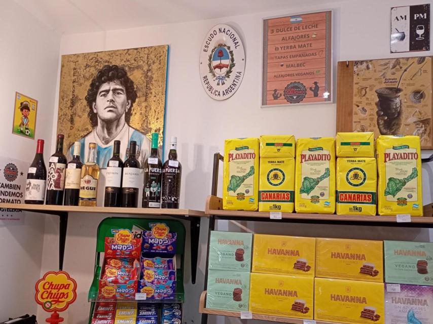 Vinos, paquetes de yerba mate y el retrato de Maradona en Don Gaucho.