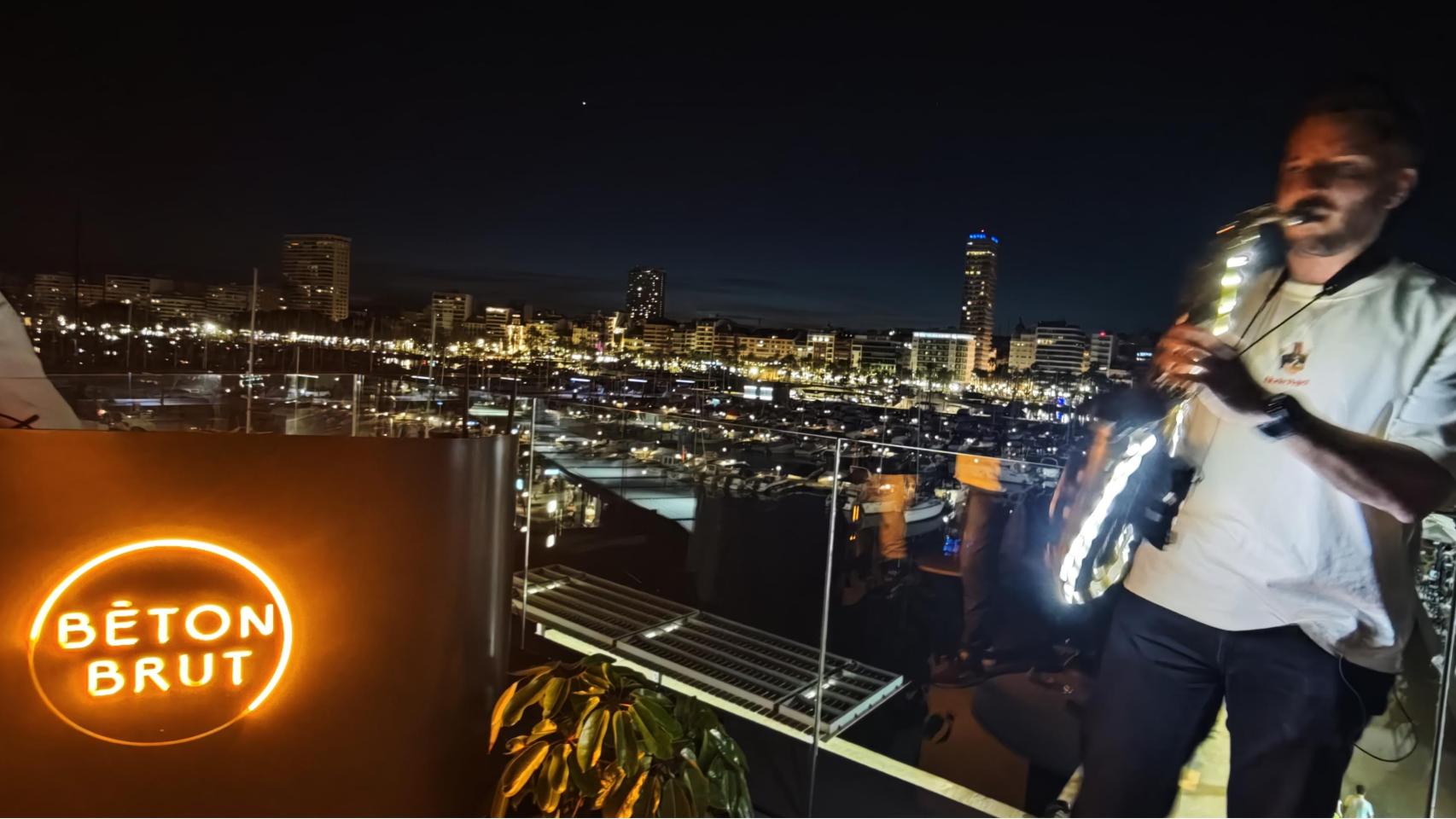 Música y vistas, el gancho para la fiesta del primer aniversario de Béton Brut en Alicante.