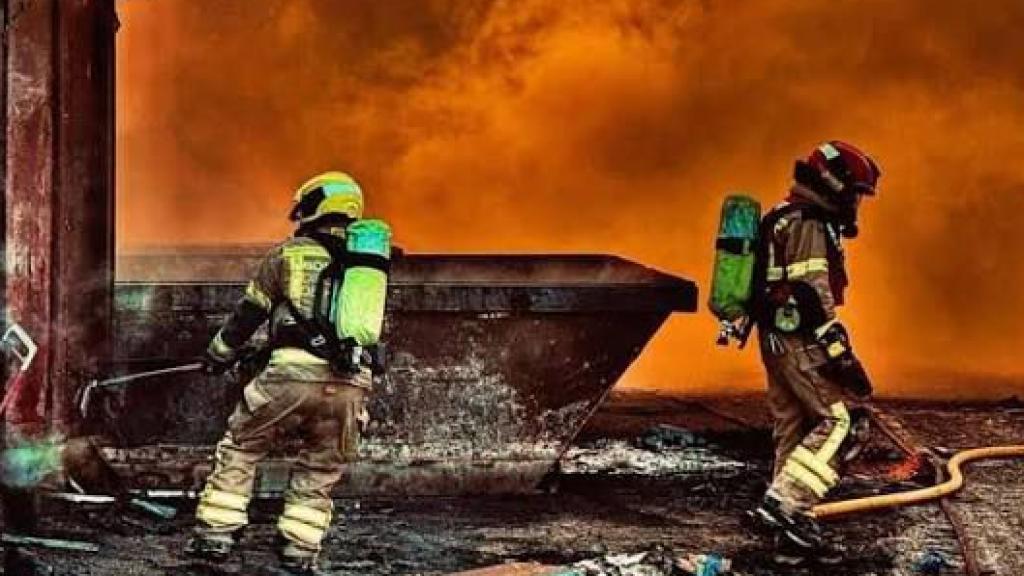 Bomberos de la DPH en el incendio de la planta de reciclado de Fraga