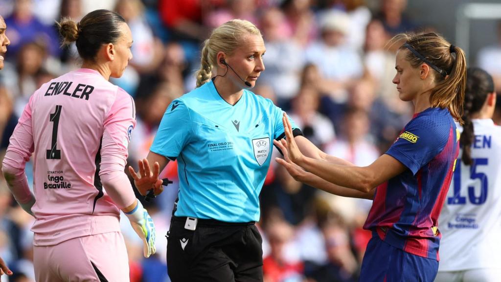Las jugadores del Barça discuten con la árbitra.