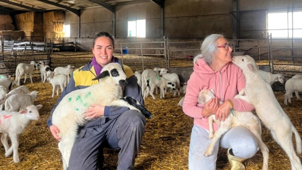 Irene y su madre, Victoria, junto a sus ovejas en Boniches (Cuenca).
