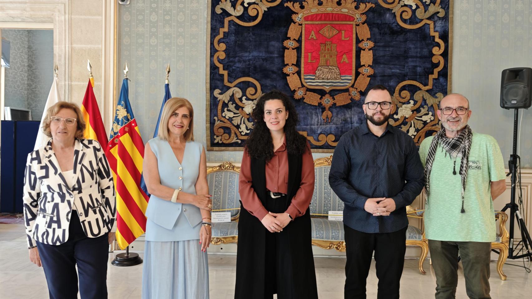 Los portavoces de los partidos representados en el Ayuntamiento de Alicante este viernes en el salón azul del Ayuntamiento.