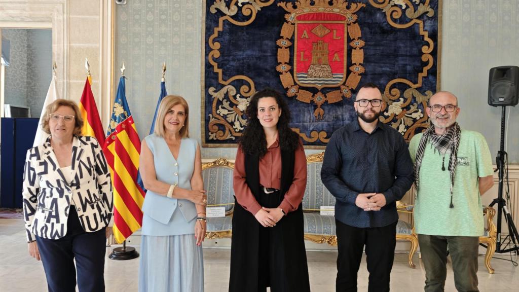 Los portavoces de los partidos representados en el Ayuntamiento de Alicante este viernes en el salón azul del Ayuntamiento.