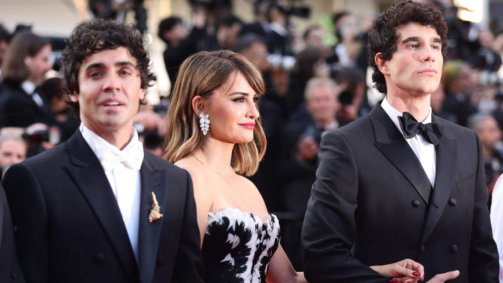 Javier Ambrossi, Penélope Cruz y Javier Calvo en la alfombra roja de Cannes. Foto: EFE/EPA/TERESA SUAREZ.