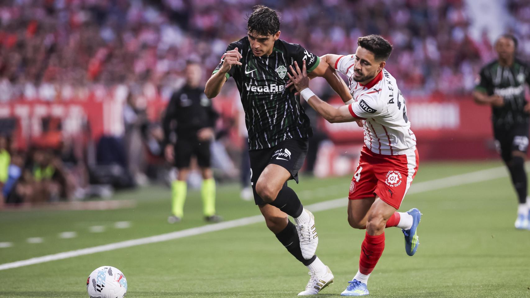 Un lance del partido entre Girona y Elche.
