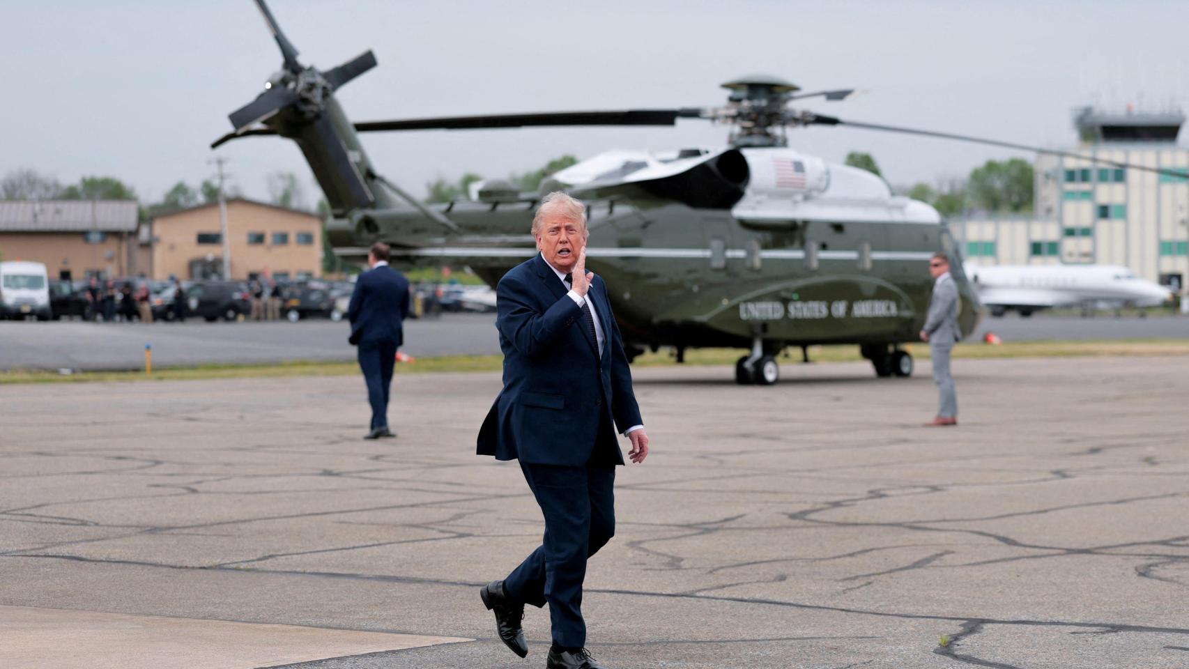 El presidente estadounidense Donald Trump baja del Marine One para abordar el Air Force One rumbo a la Base Conjunta Andrews.