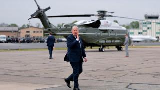 El presidente estadounidense Donald Trump baja del Marine One para abordar el Air Force One rumbo a la Base Conjunta Andrews.