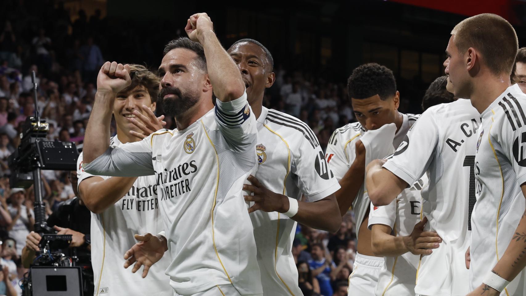 Carvajal celebra con la afición del Real Madrid el primer gol en la victoria ante el Athletic Club.
