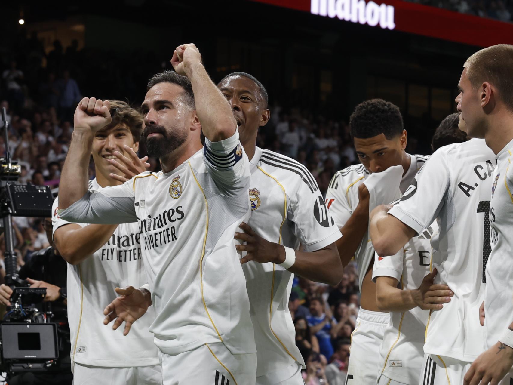 Carvajal celebra con la afición del Real Madrid el primer gol en la victoria ante el Athletic Club.