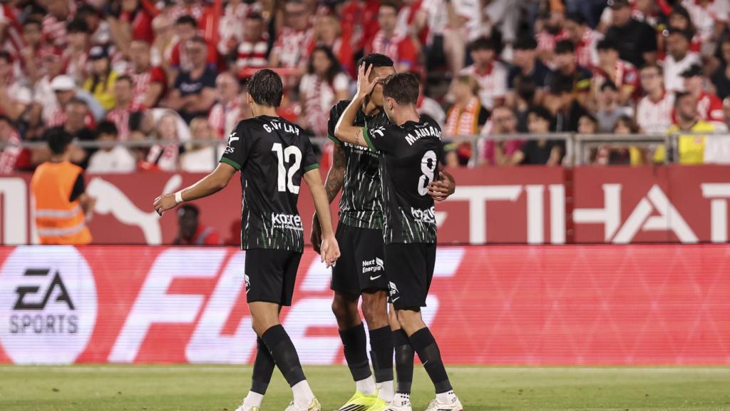 Los jugadores del Elche celebran el gol de la salvación ante el Girona.