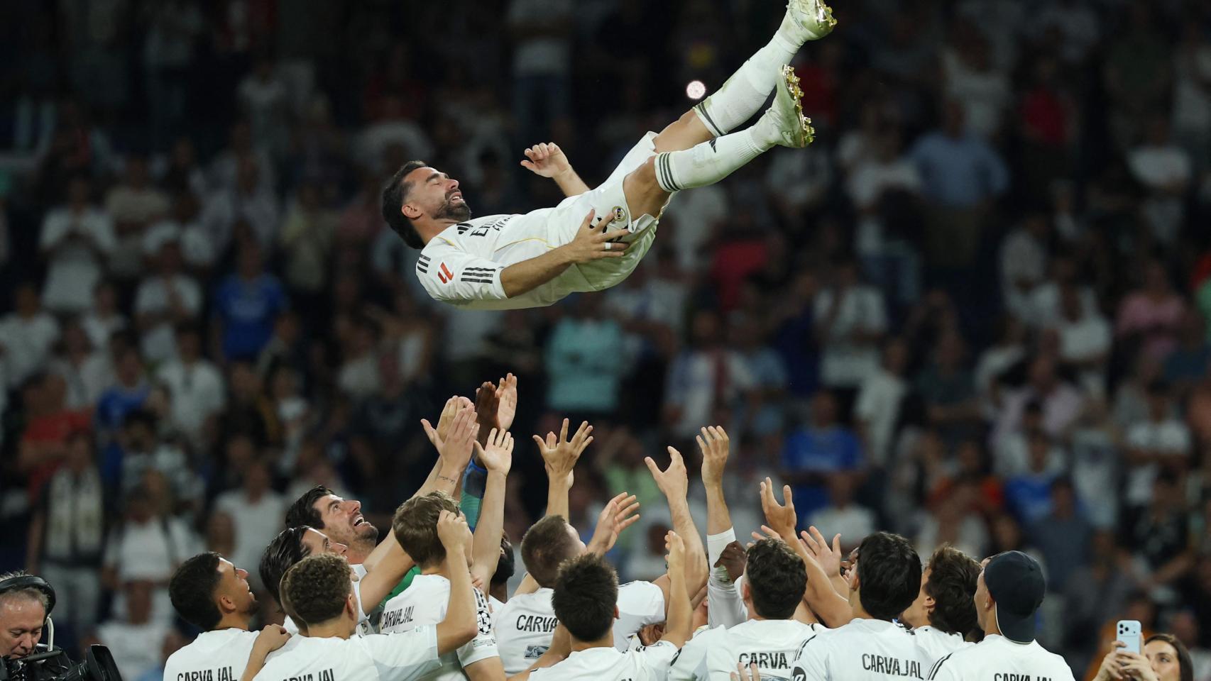 Los jugadores del Real Madrid mantean a Carvajal. 