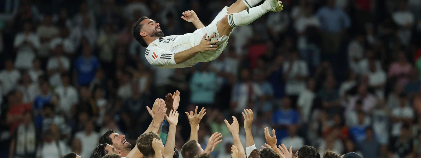 Los jugadores del Real Madrid mantean a Carvajal. 
