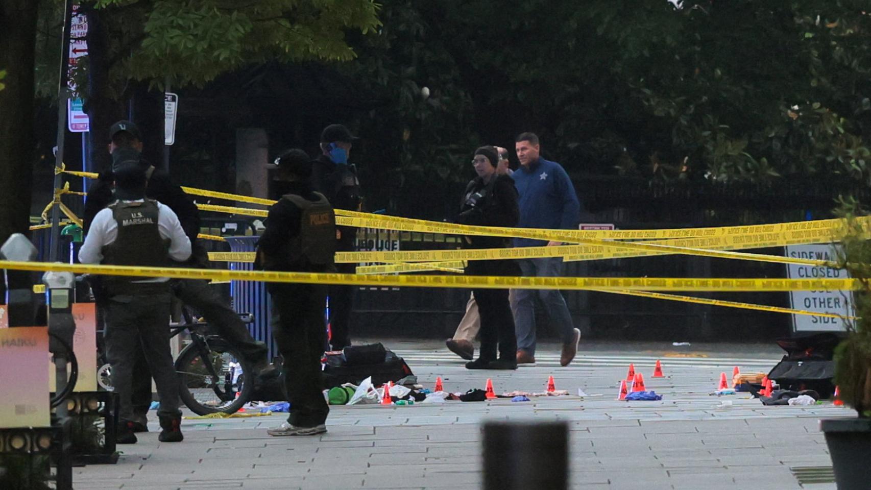 La policía acordona las inmediaciones de la Casa Blanca tras oírse una serie de disparos, este sábado. 