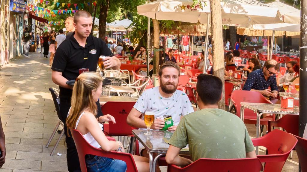 Camarero sirviendo bebidas en una terraza