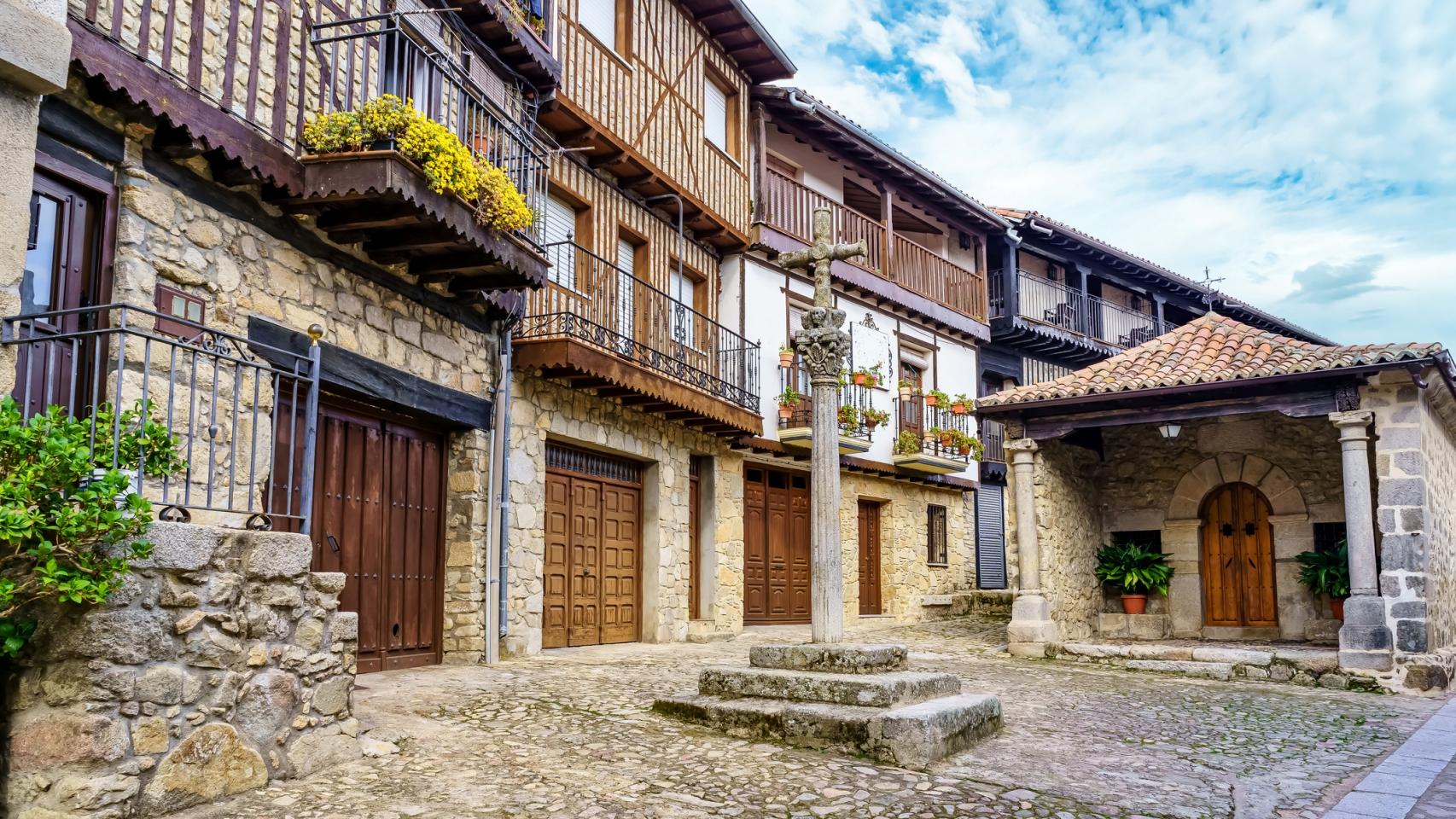 Plaza y ermita en Mogarraz