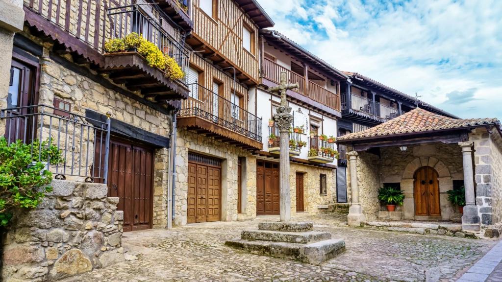 Plaza y ermita en Mogarraz