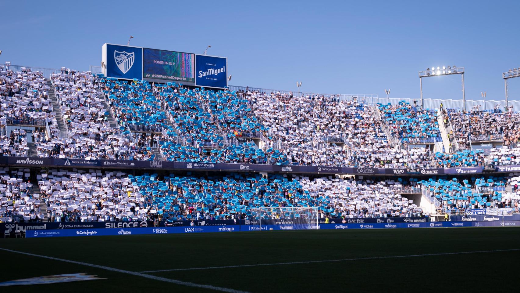 Un mosaico en el estadio de La Rosaleda durante el playoff de ascenso a Segunda División.