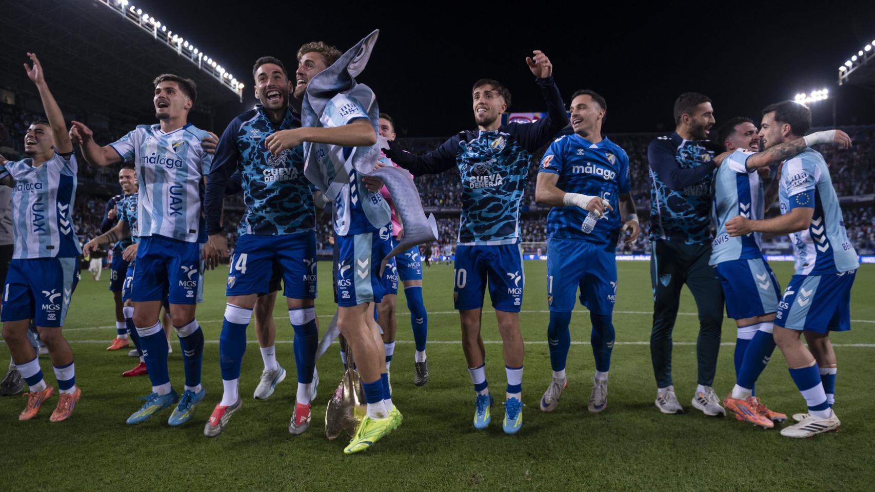 Los jugadores del Málaga CF celebran la victoria contra el Sporting de Gijón en La Rosaleda