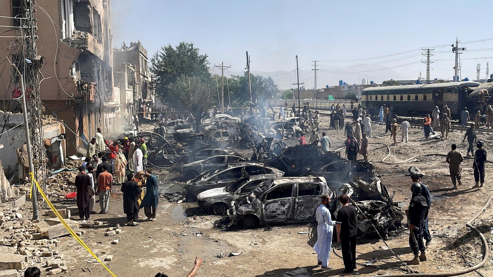 Personas y agentes de policía se congregan tras una explosión cerca de una vía férrea en Quetta , Pakistán, el 24 de mayo de 2026. 