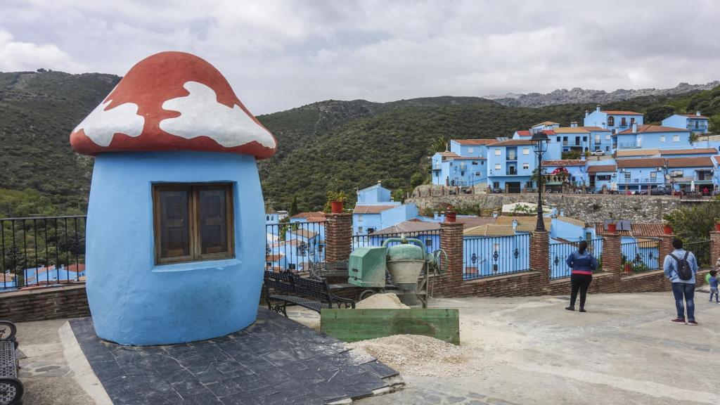 Las fachadas de las casas de Júzcar se tiñeron completamente de azul a partir de 2011, cuando Sony Pictures eligió el municipio como escenario de la película 'Los Pitufos'.