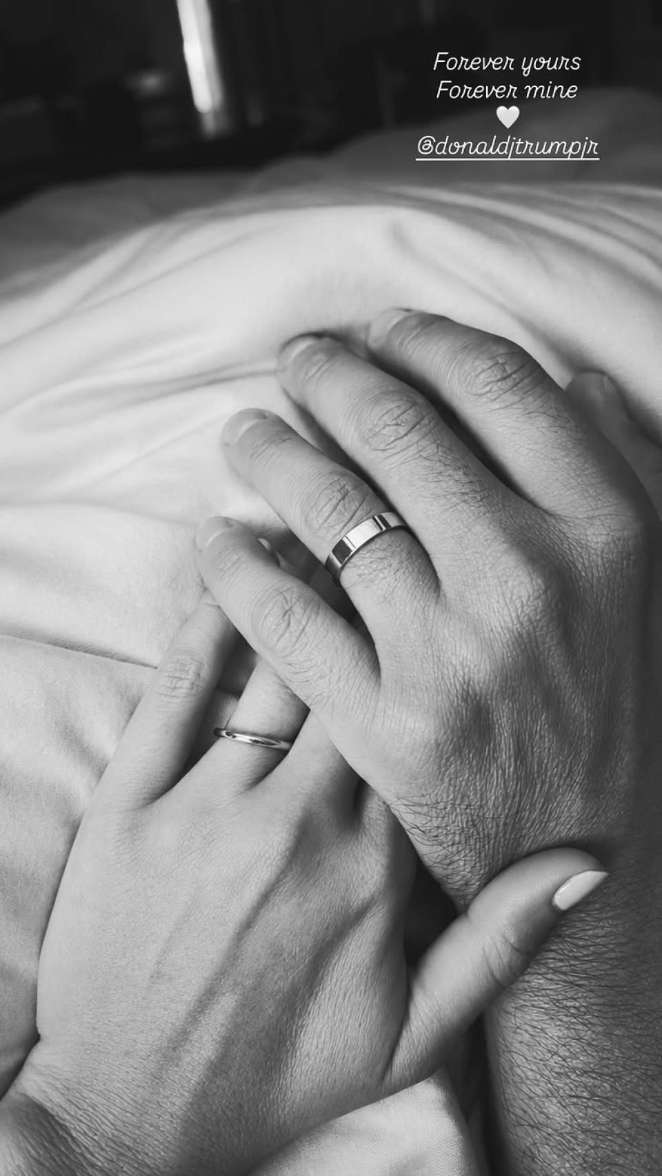 Bettina Anderson ha mostrado en sus redes sociales los anillos de su boda con Donald Trump Jr.