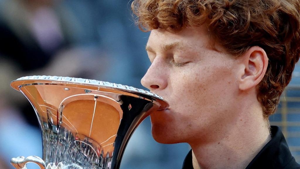 Jannik Sinner besa el trofeo de campeón del Masters 1.000 de Roma.
