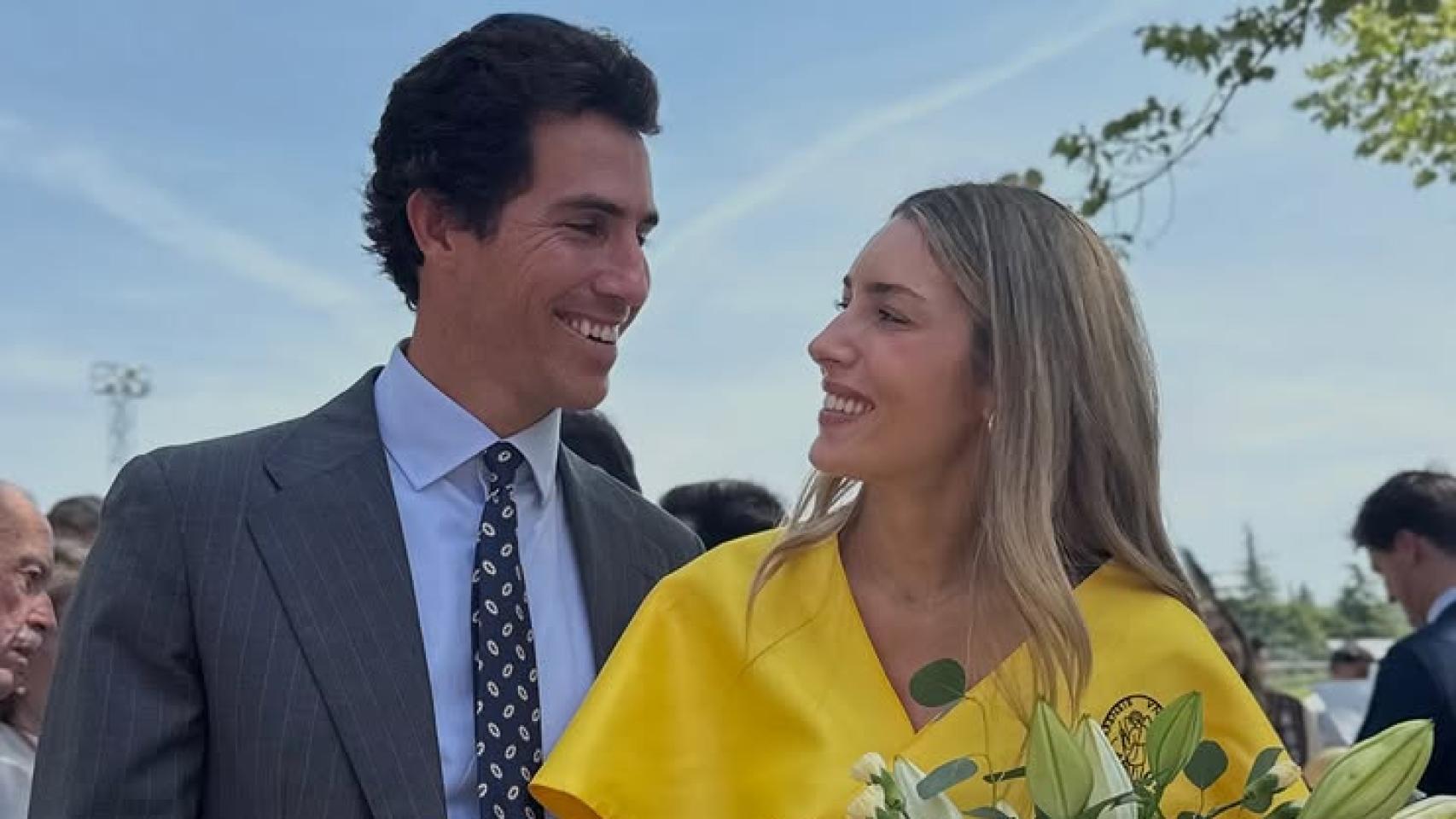 Daniela, la hija de Luis Figo, el día de su graduación, con su pareja, Beltrán Lozano.
