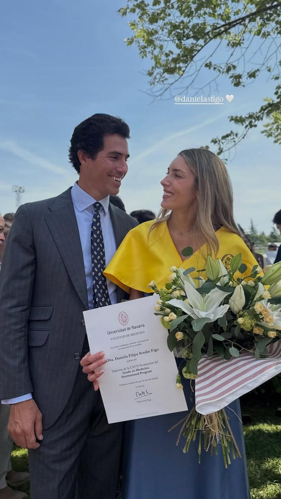 Daniela, hija de Luis Figo, en el día de su graduación, junto a su pareja, Beltrán Lozano.