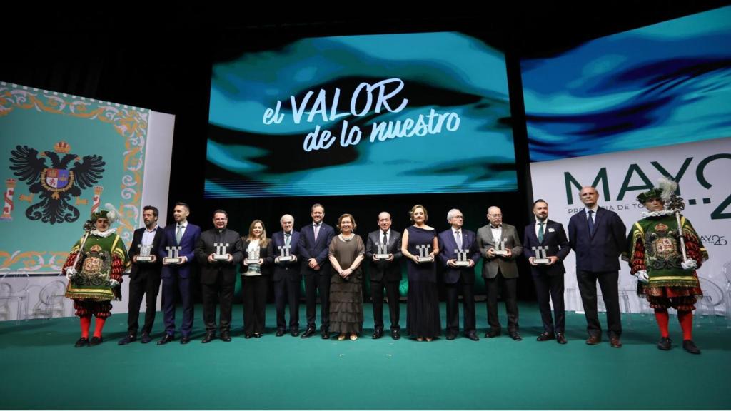 Foto final de presidenta, diputados y premiados.