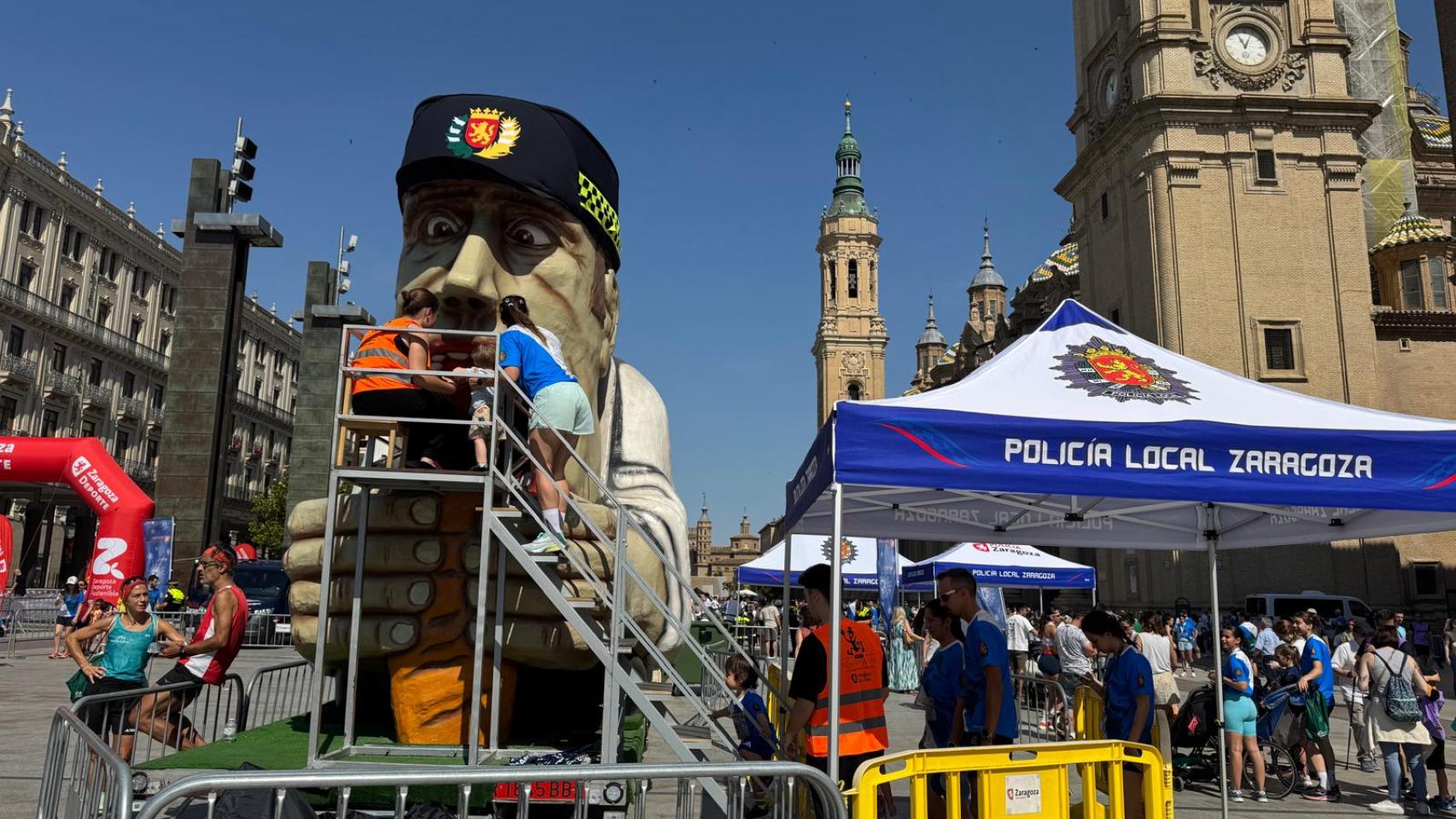 Tragachicos de la Policía Local de Zaragoza en la plaza del Pilar 