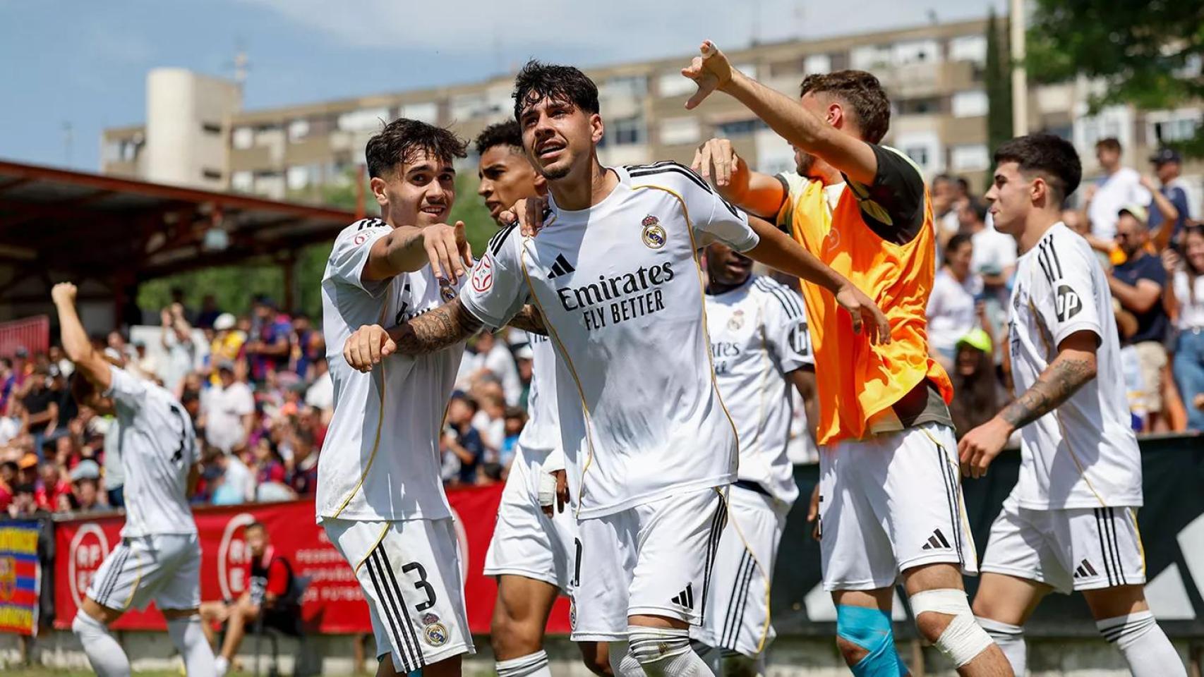 Los jugadores del Juvenil del Real Madrid celebran un gol durante la final de la Copa de Campeones ante el Barça.