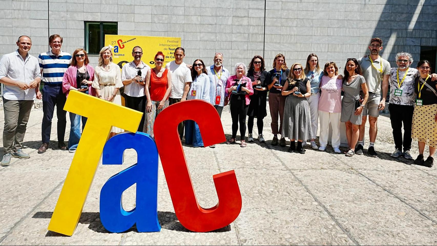 La concejala de Educación y Cultura del Ayuntamiento de Valladolid, Irene Carvajal, junto a los premiados en el TAC 2026, este domingo