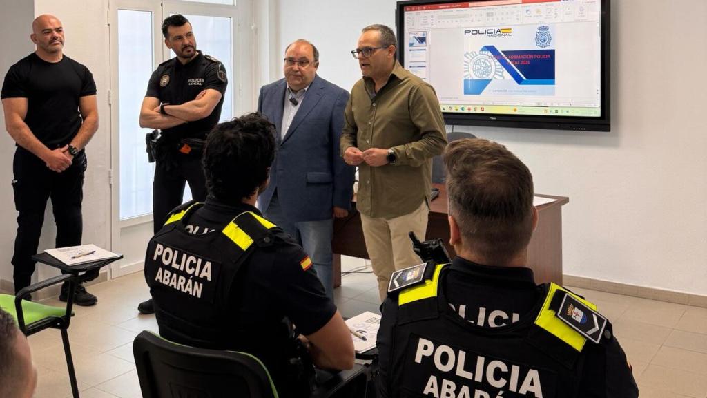 Un grupo de agentes en la Jefatura de la Policía Local de Abarán.