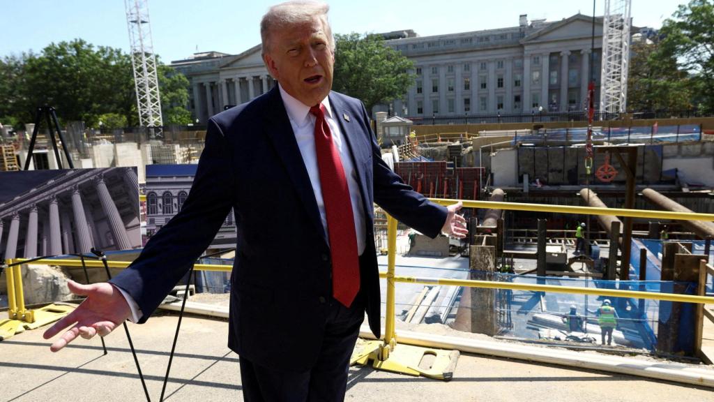 El presidente de Estados Unidos, Donald Trump, hace un gesto en el lugar donde se está construyendo el futuro salón de baile de la Casa Blanca en Washington.