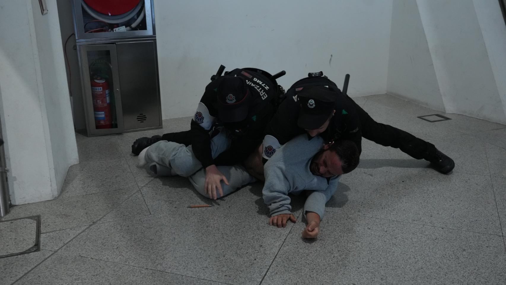 Uno de los asistentes a la llegada de los activistas de la Flotilla, en los altercados con la Policía.