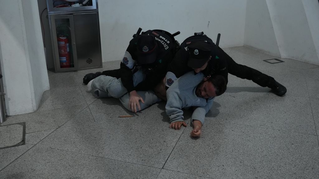 Uno de los asistentes a la llegada de los activistas de la Flotilla, en los altercados con la Policía.