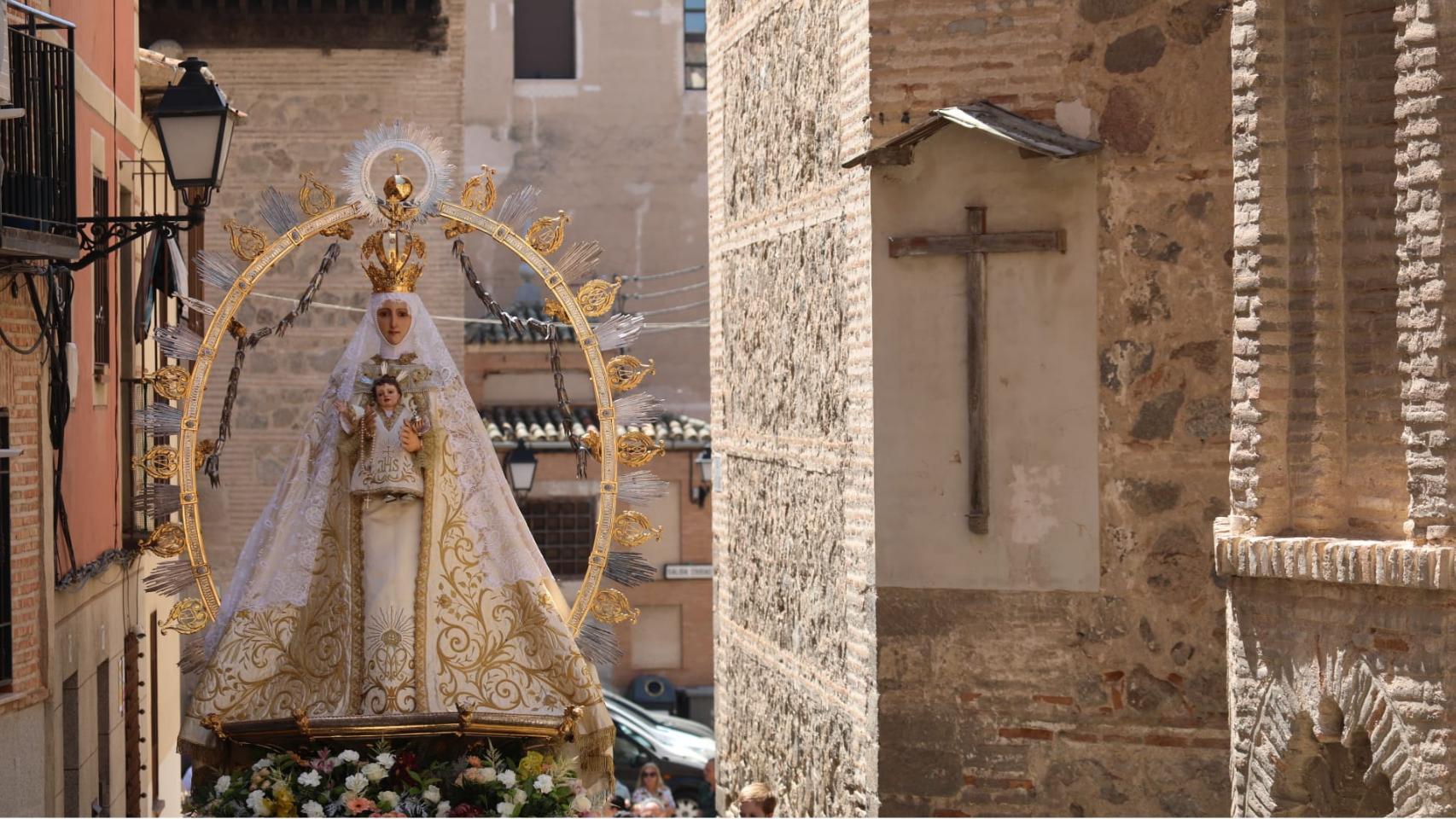 Los momentos más emotivos de la procesión de la Virgen de la Paz por las calles del casco histórico de Toledo