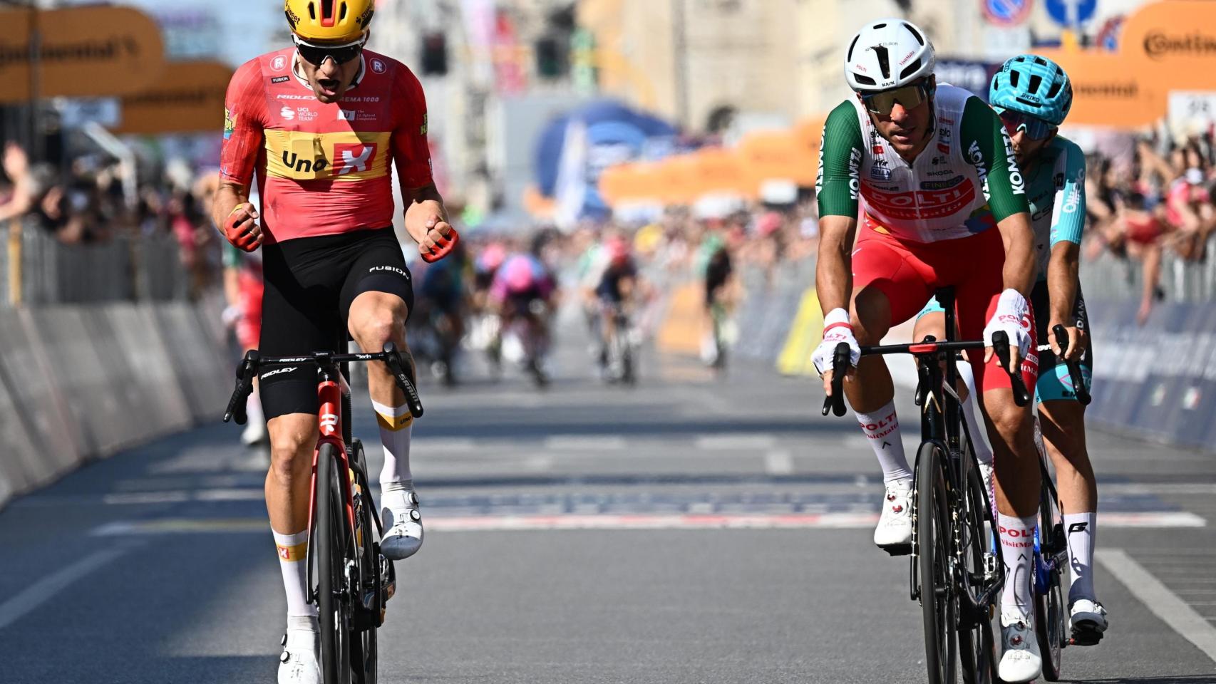 Fredrik Dversnes celebra la victoria en la decimoquinta etapa del Giro de Italia.