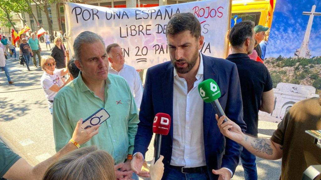 Javier Ortega Smith y José Ángel Antelo, exmiembros de Vox, este sábado en Madrid, durante la convocatoria de la Sociedad Civil Española.