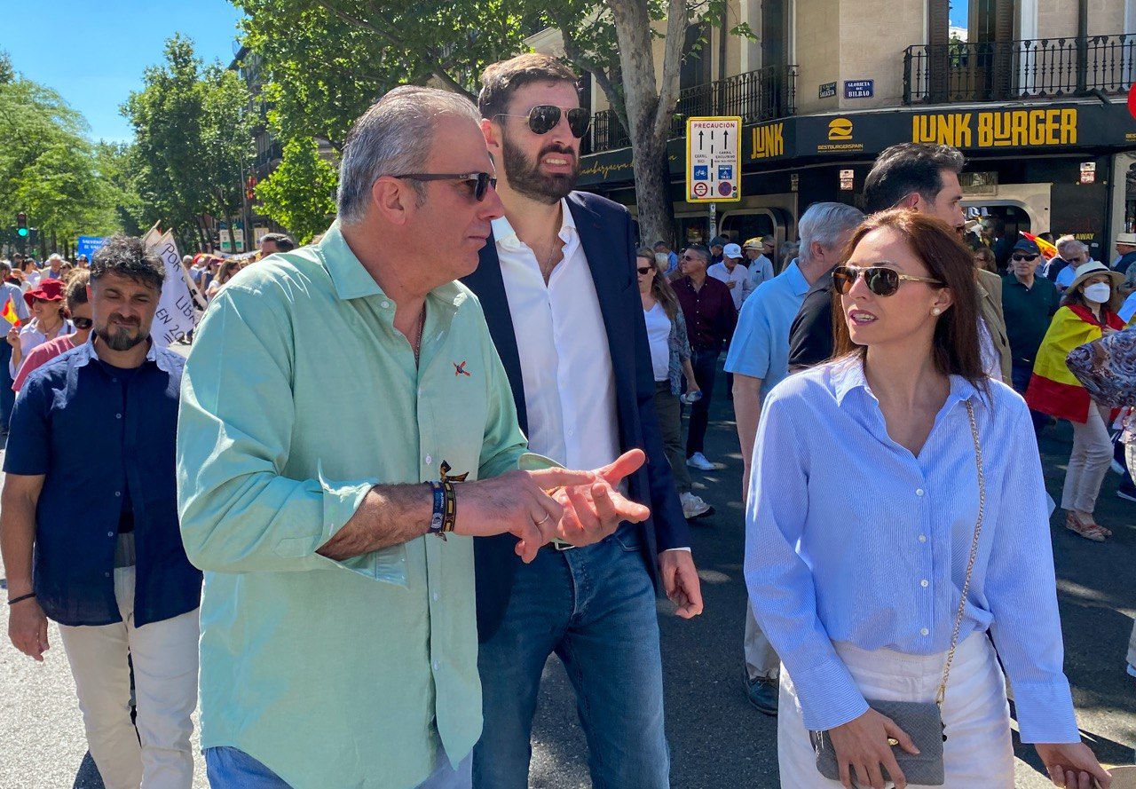 Javier Ortega Smith y Virginia Martínez, este sábado, en la protesta celebrada en Madrid para pedir el adelanto de las elecciones generales.