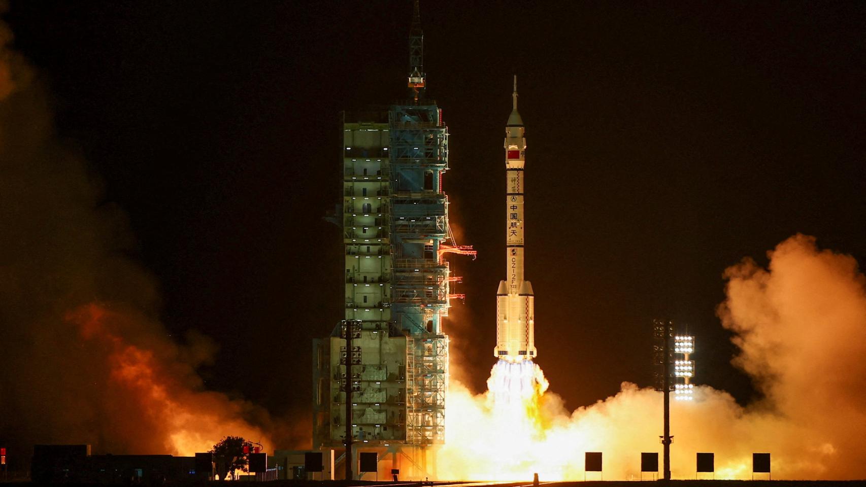 Un cohete Larga Marcha 2F que transportaba la nave espacial Shenzhou - 23 con los astronautas chinos.