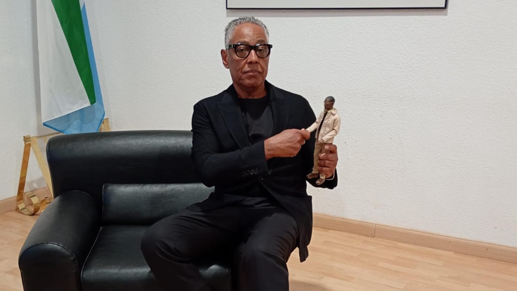 Giancarlo Esposito, en una sala del Palacio de Congresos de Torremolinos, sujetando una figura de él mismo.
