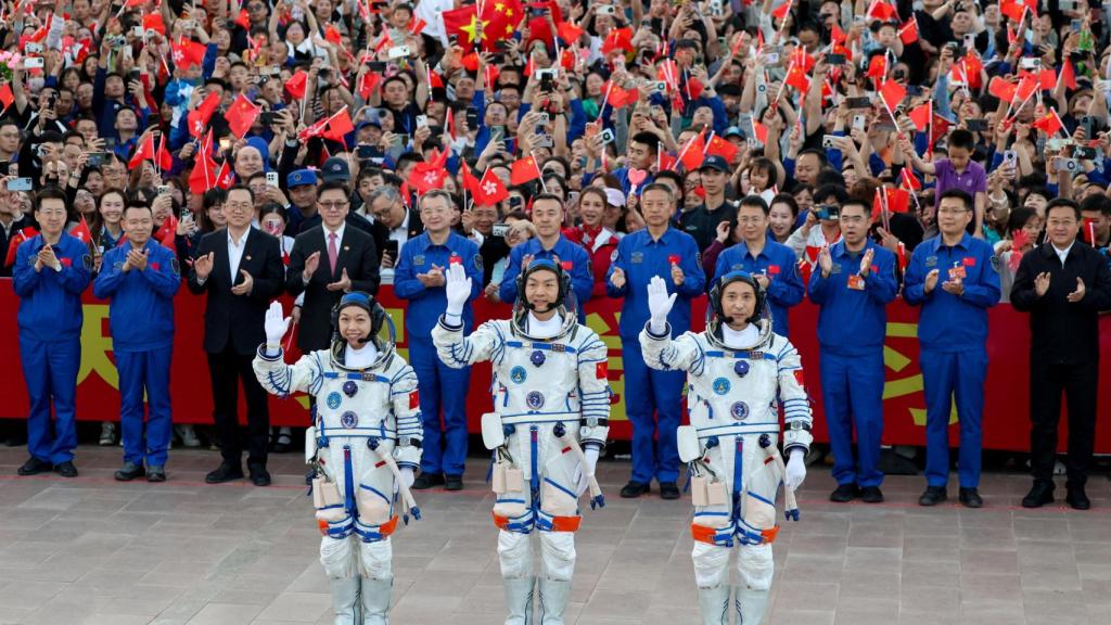 Los astronautas Zhu Yangzhu, Zhang Zhiyuan y Lai Ka-ying, la primera astronauta de Hong Kong.