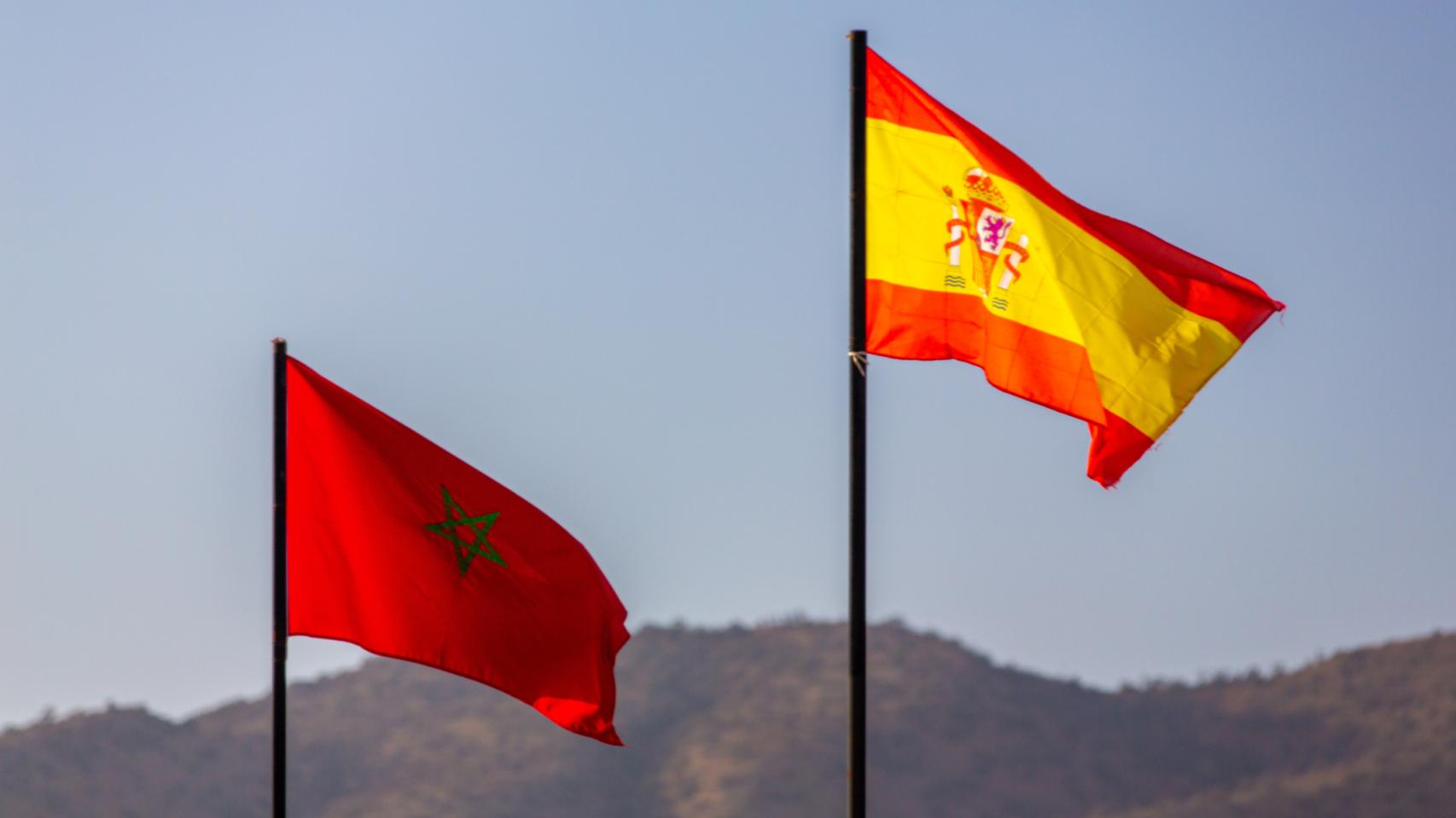 Imagen de archivo de las banderas de Marruecos y España.