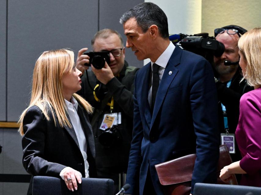 Pedro Sánchez conversa con Giorgia Meloni durante una cumbre europea en Bruselas 