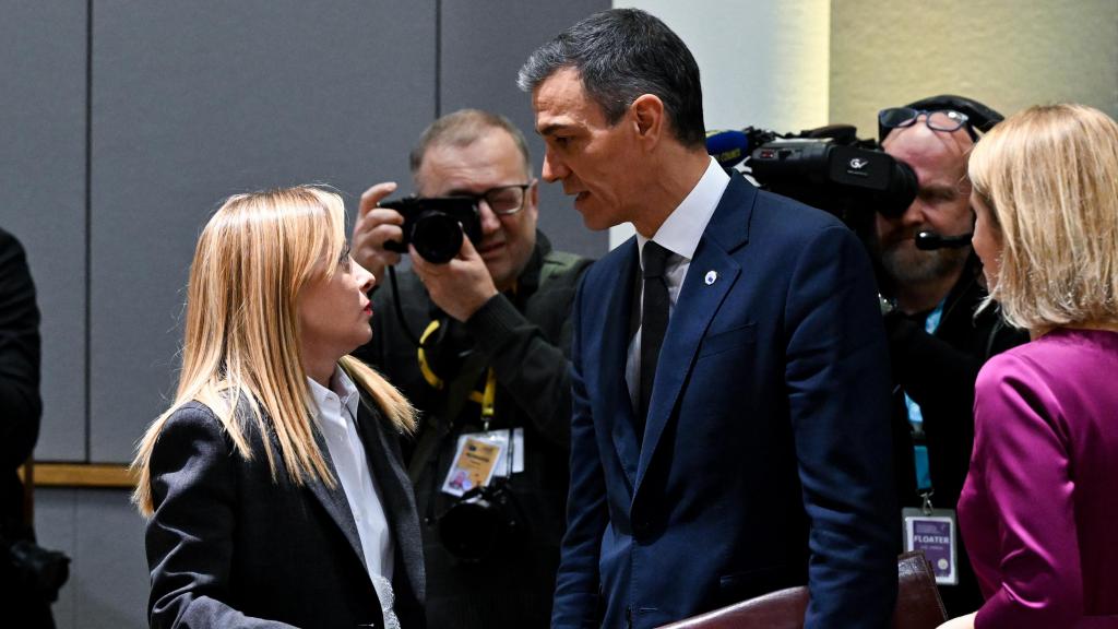 Pedro Sánchez conversa con Giorgia Meloni durante una cumbre europea en Bruselas 