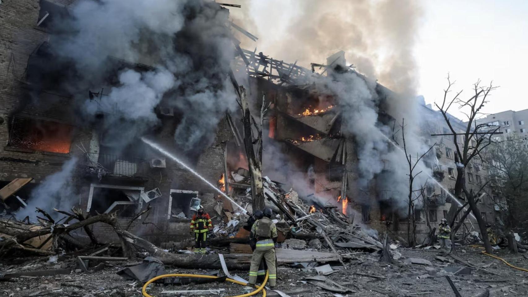 Bomberos trabajan en el lugar donde un edificio de apartamentos quedó destruido tras un ataque ruso con misiles y drones, en el marco de la ofensiva de Rusia contra Ucrania, en Kyiv, Ucrania, el 24 de mayo de 2026.