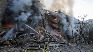 Bomberos trabajan en el lugar donde un edificio de apartamentos quedó destruido tras un ataque ruso con misiles y drones, en el marco de la ofensiva de Rusia contra Ucrania, en Kyiv, Ucrania, el 24 de mayo de 2026.