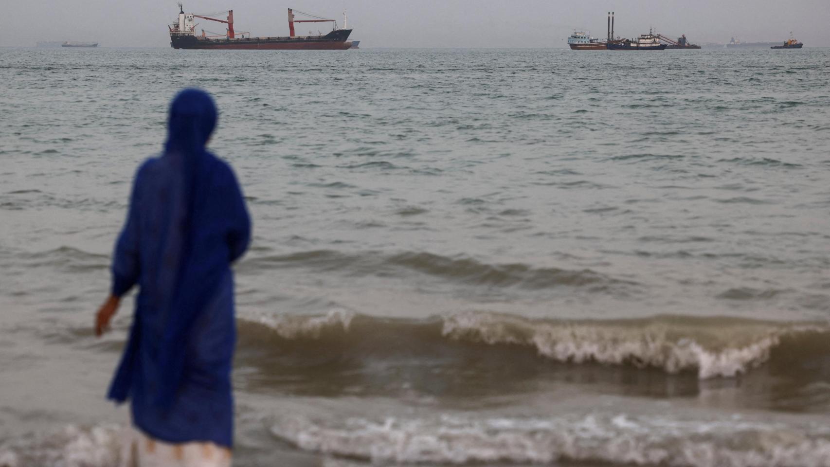 Embarcaciones en el estrecho de Ormuz cerca de la playa de Bandar Abbas.